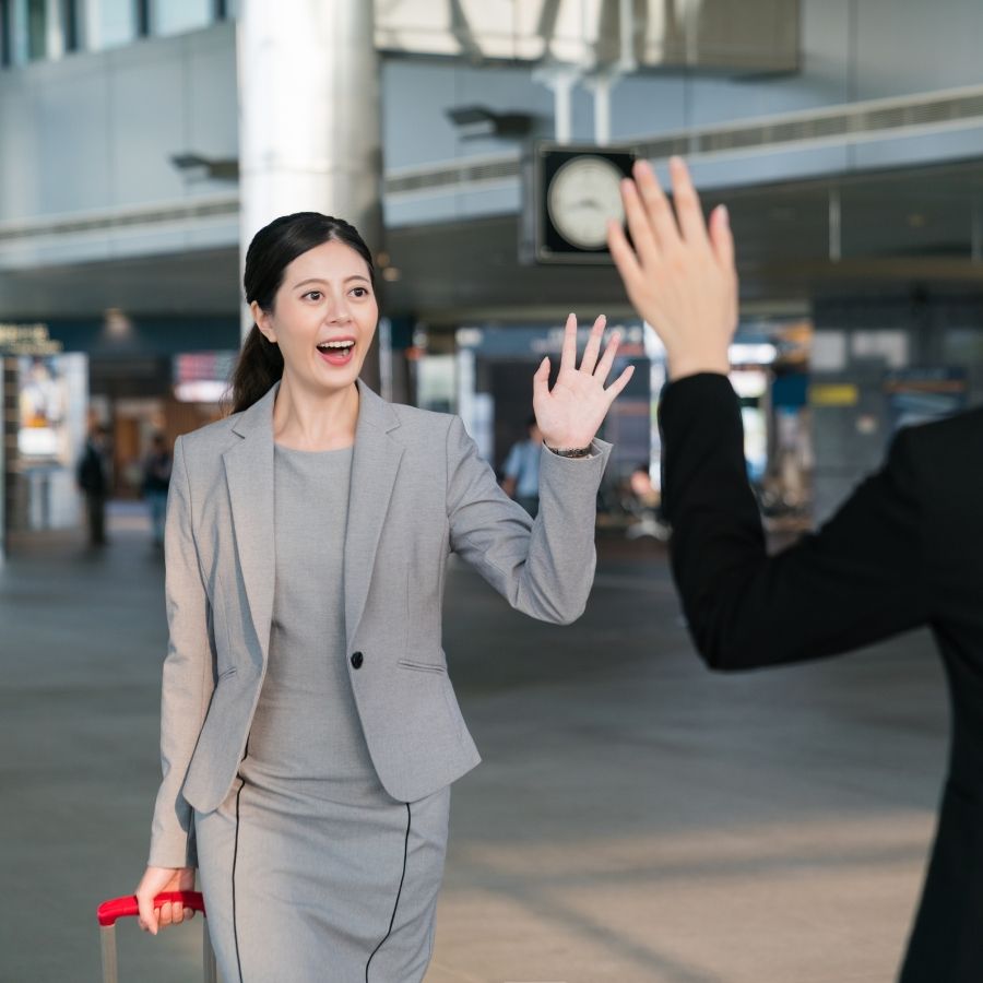 在接机点举牌汇合